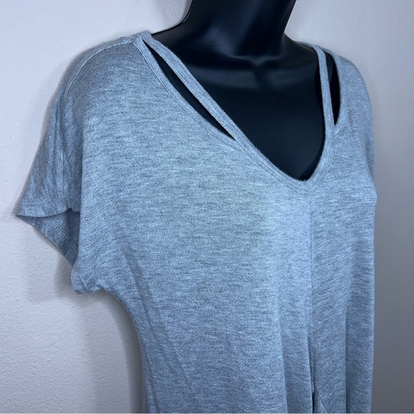 NEW NO BOUNDARIES GREY SHORT SLEEVE TOP STRETCH TWIST ACCENT - Picture 3 of 11
